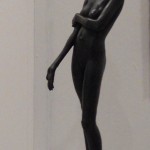 BERGOMI, donna in piedi su piedistallo viola, h 60 cm