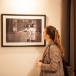 gaze-out-relais-rione-ponte-roma-in-foto-opera-di-xueying-zhuang-foto-di-alberto-blasetti