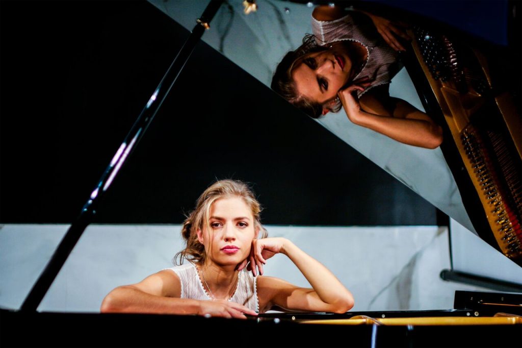 Eleonora Betti, Angela Lonardo