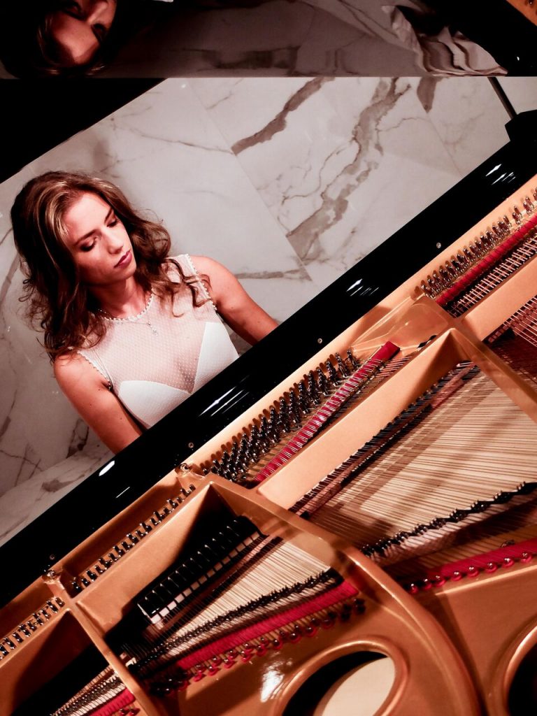 Eleonora Betti, Angela Lonardo