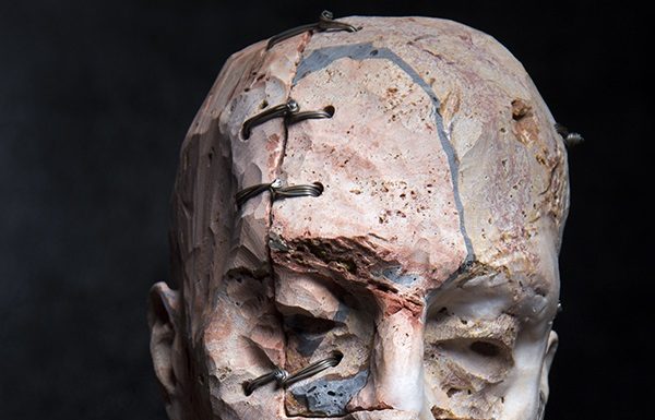 Christian Zucconi, scultura mutilata in geometrica perfezione