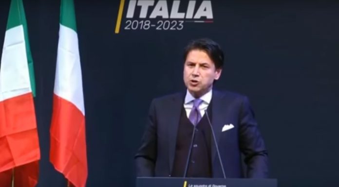 Il premier Conte “ubriaco” al Vinitaly Il premier Conte ubriaco al Vinitaly