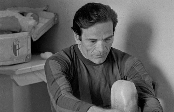 Il calcio secondo Pasolini “Il calcio secondo Pasolini”: una frase che sa di lascito biblico per uno sport che diventa religione, in un'epoca in cui le chiese cominciano a spopolarsi