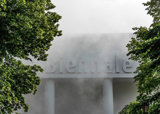 Alla Biennale di Venezia si canta Bella Ciao, ma poi arriva l’Aeropoema Futurista Non stupisce l'installazione di Liliana Moro al Padiglione Italia. Fortunatamente ci pensa la Cina a stupirci con un padiglione a dir poco illuminante