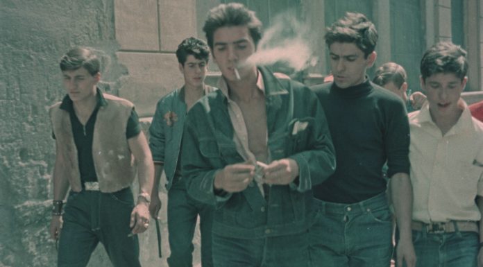 “Bulli e pupe”, l’educazione sentimentale di un’Italia che ce l’ha fatta "Bulli e pupe" di Steve Della Casa e Chiara Ronchini, fra scene di film d'epoca e interviste inedite racconta l'Italia che ce l'ha fatta