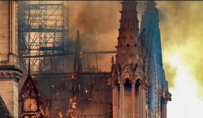 Il rogo di Notre-Dame e la decadenza dell’Occidente Il rogo di Notre-Dame e la decadenza dell’Occidente