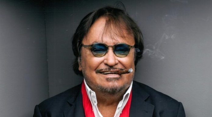 Quel Vicolo Miracoli fra l’ufficio delle imposte e una casa di tolleranza… E’ uno dei volti più amati dello spettacolo italiano: Umberto Smaila, che rivedremo insieme ai Gatti di Vicolo Miracoli nel film “Odissea nell’ospizio”