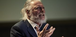 Al Manzoni un Anfitrione arrembante “populista”