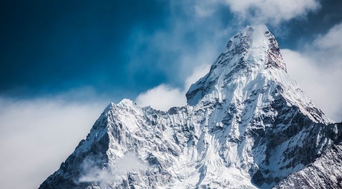 Col filosofo Emanuele Franz l’ascesa diventa un’ascesi Himalaya. Diario di un filosofo in Nepal