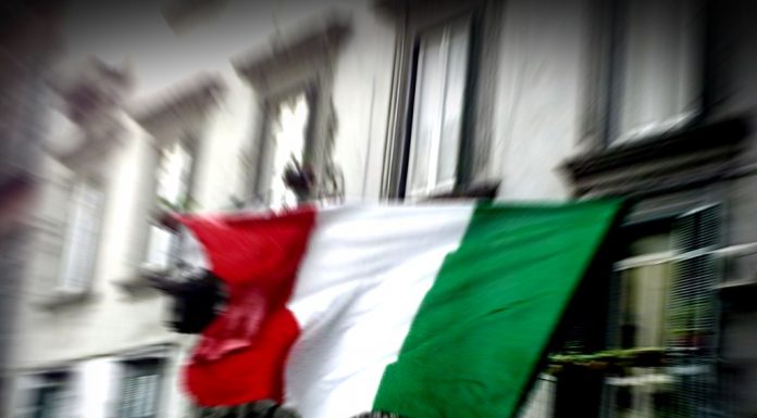 Tutti uniti in un flash mob patriottico