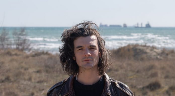 Cosa si prova ad avere “la faccia di Berlino Est”… Berlino Est, singolo d’esordio del giovane cantautore milanese Francesco Sacco, uscito lo scorso 3 aprile