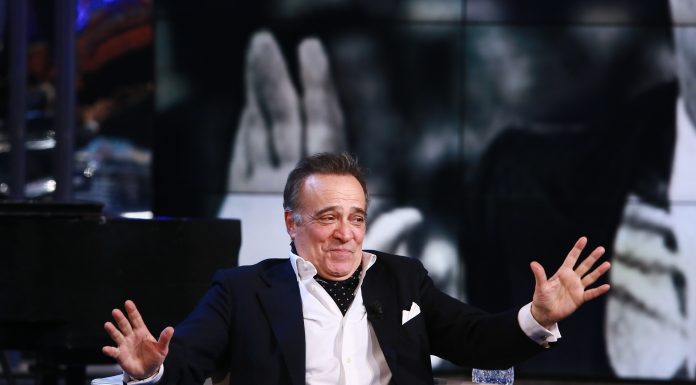 Enrico Montesano: “I plexiglas a teatro? Assurdi, gli darei fuoco!”
