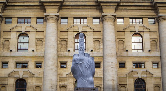 L’unica statua che piace ai globalisti è il dito medio alzato