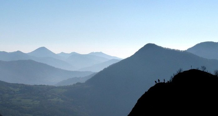 Basta turismo di massa, scegliamo i sentieri sui monti sopra casa