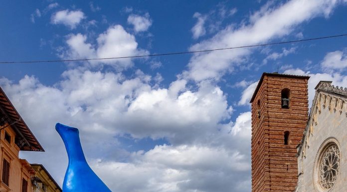 “The Blue Banana”: Pietrasanta pop con Giuseppe Veneziano