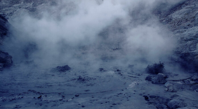 Come si vive tra i due vulcani più pericolosi del mondo? Il doc sul Vesuvio e Campi Flegrei di Troilo
