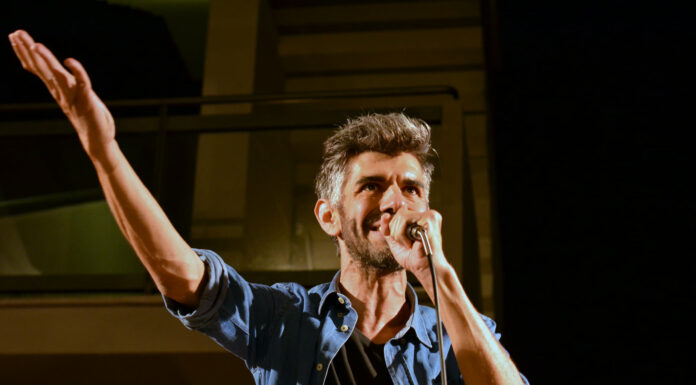 Come portare la poesia tra le gente. La lezione di Maragoni campione del mondo di Poetry slam
