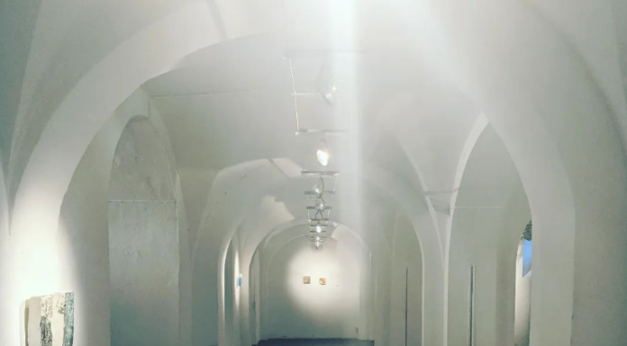 Tuoni e fulmini, l’ “Ultraterrestre” Stefano Abbiati in mostra a Pavia