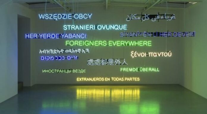 Biennale 2024, il mondo visto da fuori Biennale Arte 2024 Venezia: recensione di Stranieri Ovunque