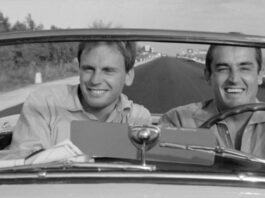 A Ferragosto un bel “Sorpasso” con Gassman e l’Aurelia Vittorio Gassman e Jean-Louis Trintignant a bordo della Lancia Aurelia B24 nel film Il Sorpasso di Dino Risi. Analisi critica di Emanuele Beluffi per Il Giornale OFF.