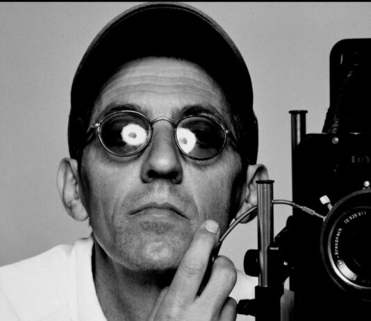 Antonio Guccione e la lentezza dell’analogico Ritratto del fotografo Antonio Guccione alla mostra Bright Lights a Milano – a cura di Emanuele Beluffi
