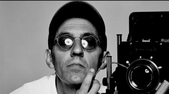 Antonio Guccione e la lentezza dell’analogico Ritratto del fotografo Antonio Guccione alla mostra Bright Lights a Milano – a cura di Emanuele Beluffi
