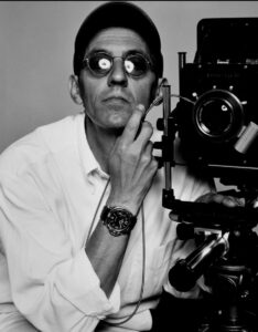 Ritratto del fotografo Antonio Guccione alla mostra Bright Lights a Milano – a cura di Emanuele Beluffi