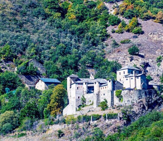 L’Italia riscopre i suoi scrigni nascosti: con «Monumenti Aperti» la bellezza torna al pubblico Scorcio di chiostro monumentale storico italiano per l'iniziativa Monumenti Aperti 2026 - Il Giornale OFF